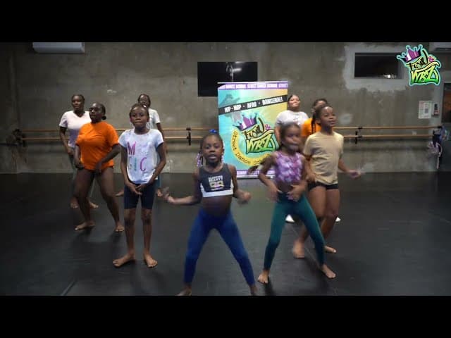 Jeunes danseurs en plein cours de street dance dans un studio urbain